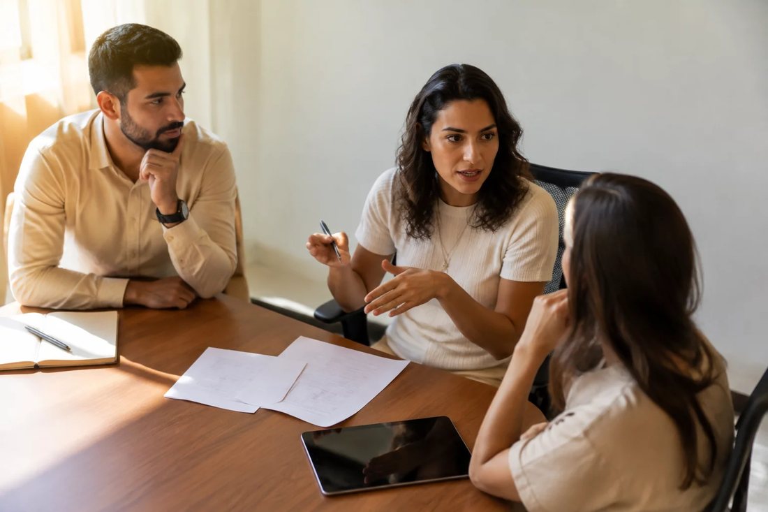 Participante falando de pé enquanto o restante da turma acompanha sentado